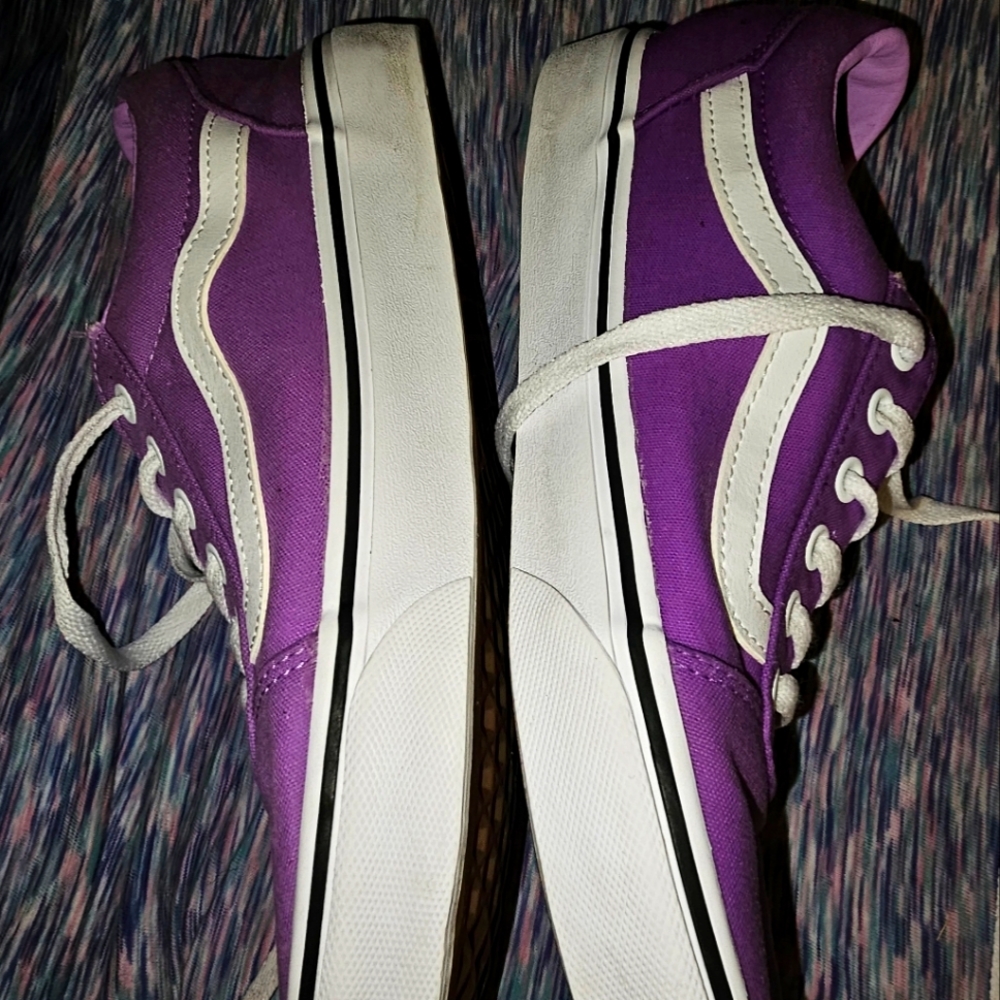Women Pumas Size 9
